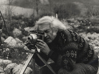 Mario Giacomelli, fotografato da M. Martino negli anni '80