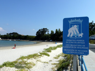 La spiaggia di Ares, Galizia, Spagna, con tratto cani ammessi