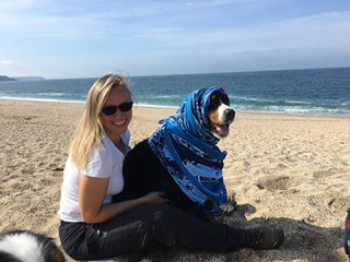 Cinzia con uno dei suoi cani in spiaggia in Inghilterra, Cornovaglia