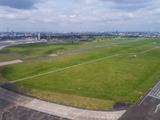 Il Parco Tempelhof Feld a Berlino - cani ammessi e zona sgambamento - Ph. Credits: A. Savin (Wikimedia Commons · WikiPhotoSpace) (Own work) [FAL], via Wikimedia Commons
