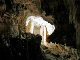 Grotte di Frasassi, cani ammessi - Ph. credits: Kessiye [CC BY 2.0 (https://creativecommons.org/licenses/by/2.0)], via Wikimedia Commons