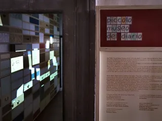 Museo del Diario, cani ammessi - Ph. credits: CARELLE [CC BY-SA 4.0 (https://creativecommons.org/licenses/by-sa/4.0)], from Wikimedia Commons