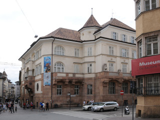 Museo Otzi, cani ammessi - Ph. credits: Hubert Berberich (HubiB) [CC BY 3.0 (https://creativecommons.org/licenses/by/3.0)], from Wikimedia Commons