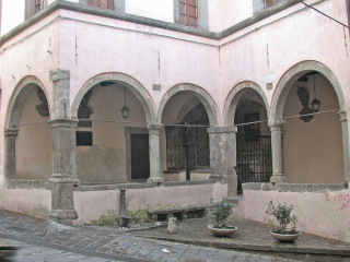 Palazzo Nerucci, cani ammessi - Ph. credits: MM [Public domain], from Wikimedia Commons