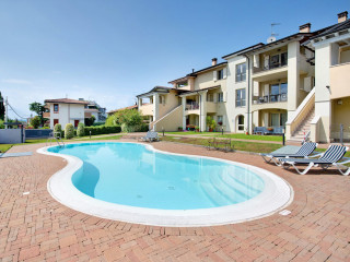 Appartamento vacanza con giardino privato recintato al Lago di Garda